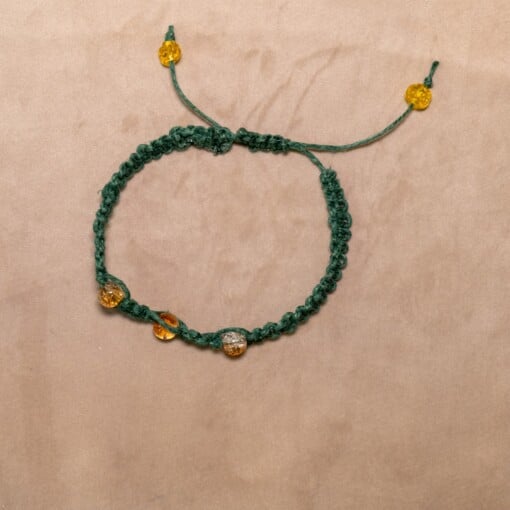 Groene hennep armband met oranje crackle glaskralen