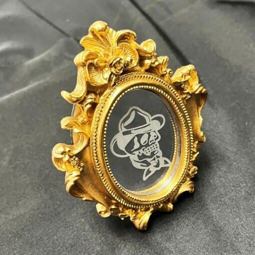Minispiegeltje Golden Cowboy Skull Tattoo Table, gegraveerd acryl, gouden lijst