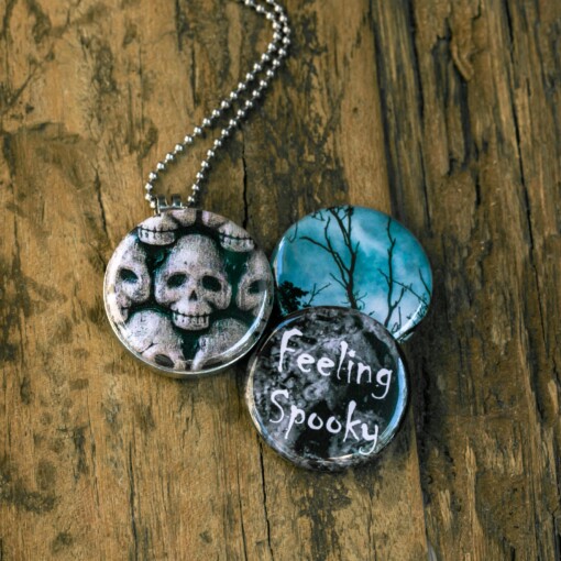 Roestvrij stalen fotomedaillon ketting met drie verschillende verwisselbare voorkanten met foto`s van griezelige halloween items,spooky donkere griezelige halloween ketting.Ketting leuk voor halloween Rvs/roestvrij stalen fotomedaillon.