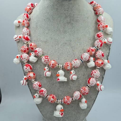 Bloody Duckies, een handgemaakte Halloween ketting.