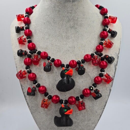 Rode en Zwarte Horror Duckies: Een handgemaakte Halloween Ketting.