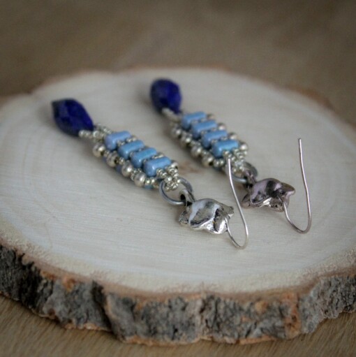 Blauwe roos oorbellen voor valentijsdag met lapis lazulli edelstenen