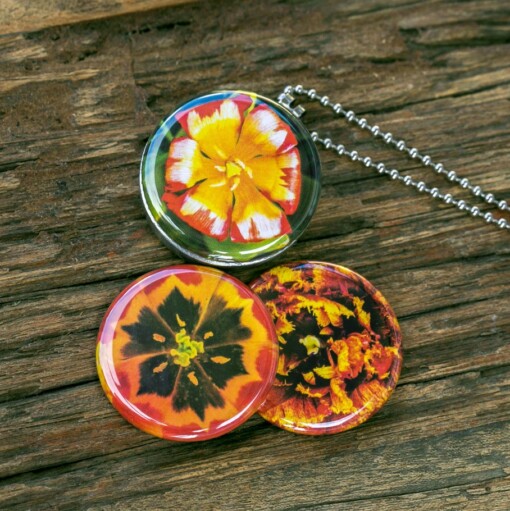 Fotomedaillon ketting/medaillon ketting met close up bloemen  foto`s in rood geel en oranje. Voor het dicht bij je dragen van je favoriete foto.