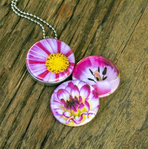 Foto medaillon ketting met 3 verschillende verwisselbare voorkanten met close up foto`s van roze paarse bloemen, binnen in komt de foto die je graag dicht bij je draagt