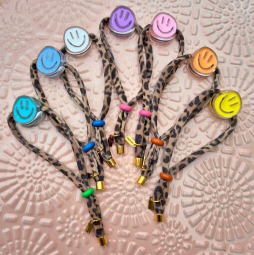 panterprint elastische armband met kleurrijke smiley