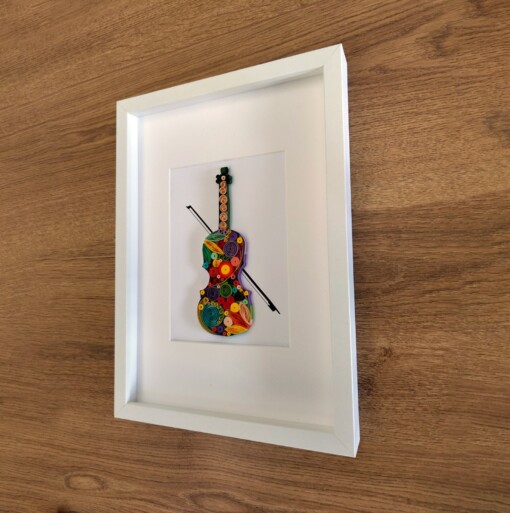 Papierkunst in quilling-techniek: Viool – kleurrijk muzikaal kunstwerk voor aan de muur