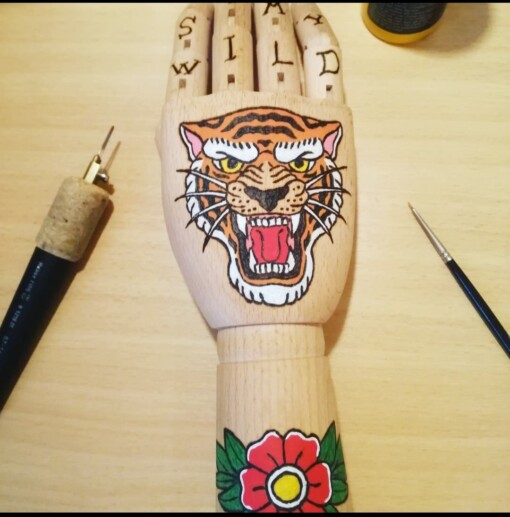 Kunst houten Tattoo hand tijger