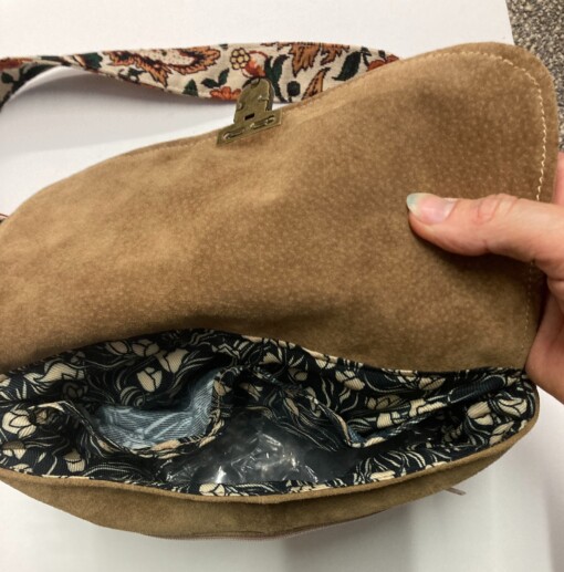 Ruime schoudertas gemaakt van een vintage suede jas met damast bloemenprint