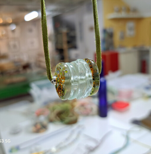 Halsketting van gerecycled glas