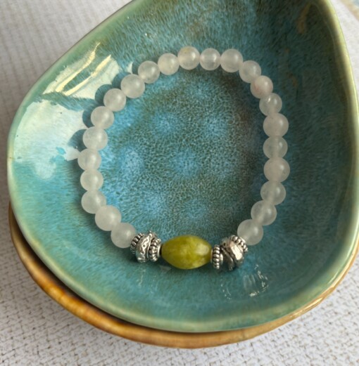 Elastische armband met kralen van rozenkwarts en jade