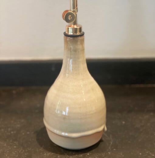 Olijfoliefles van keramiek. handgemaakt, en elke fles is anders