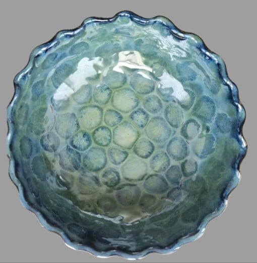 Grote blauwgroene schaal, keramiek, uniek model, mooi geglazuurd.