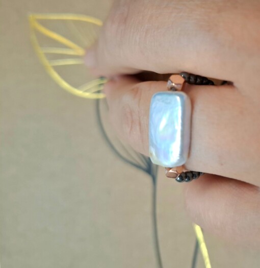 Echte parel en hematiet ring