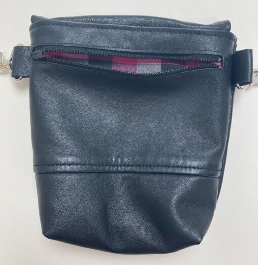 Stoere kleine compact en soepel schoudertasje. van zwart hergebruikt leer te gebruiken als heuptasje.