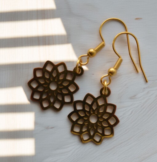 goudkleurige RVS oorbellen met mandala hangers