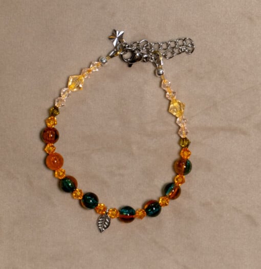 Armband herfst met facetkralen en zilverkleurig blaadje