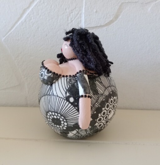 Dikke dame in een zwartwit marimekkojurkje,handgemaakt en uniek,14 cm,deco art
