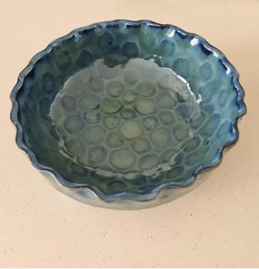 Grote blauwgroene schaal, keramiek, uniek model, mooi geglazuurd.