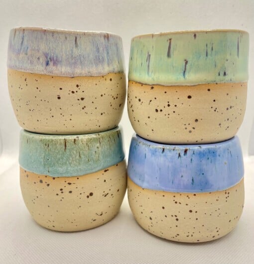 Kleurrijke koffiekopjes pastel