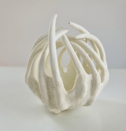 Porseleinen object, genaamd Sticky Fingers, handgemaakt keramiek, uniek stukje kunst.