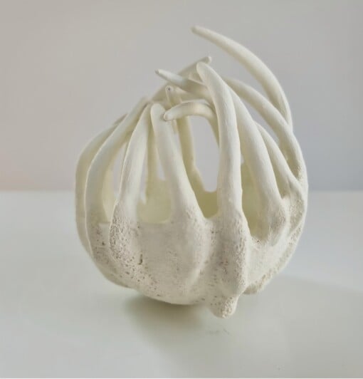 Porseleinen object, genaamd Sticky Fingers, handgemaakt keramiek, uniek stukje kunst.