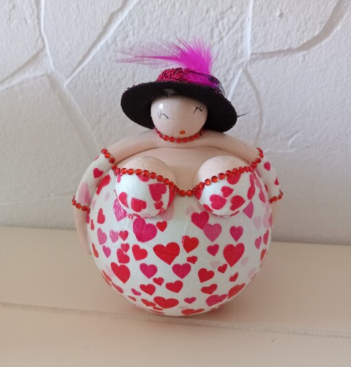 Will you be my valentine?Dikke dame in hartjesjurk,14 cm,handgemaakt en uniek