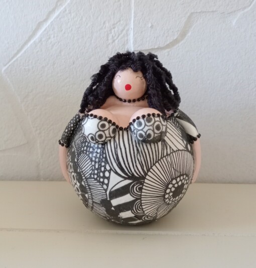 Dikke dame in een zwartwit marimekkojurkje,handgemaakt en uniek,14 cm,deco art