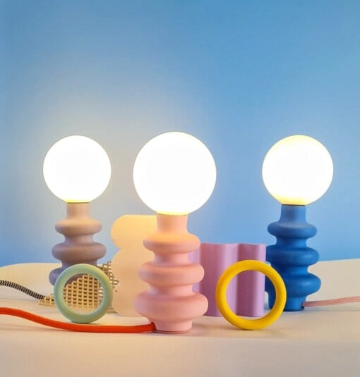 Handgemaakte tafellamp "Freddie" uit Jesmoniet | curvy lampje met textielkabel in contrasterende kleur  | accentverlichting
