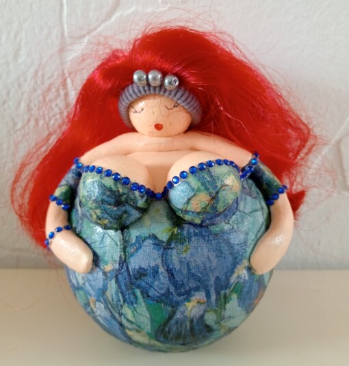 Ginger,dik dametje met felrood haar,handgemaakt en uniek,14  cm,mixed media
