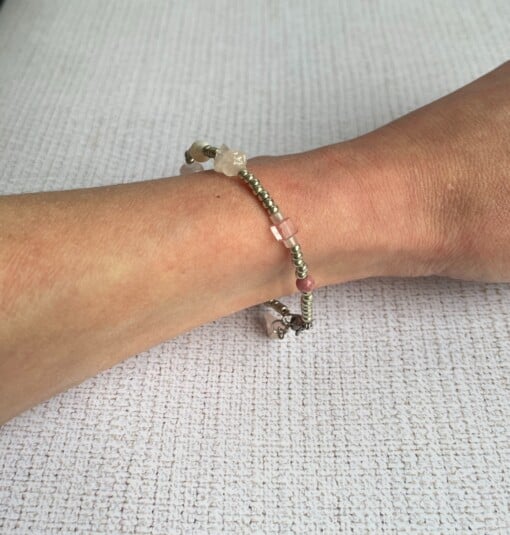 Kralenarmband met halfedelstenen in roze- en wittinten