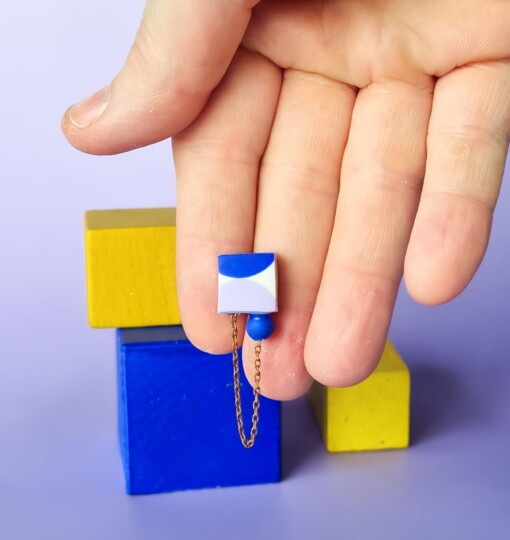 Kleurrijke, handgemaakte oorbellen. geel, lila en blauw patroon. Lichtgewicht, dopamine statement Memphis Polymeerklei oorbellen