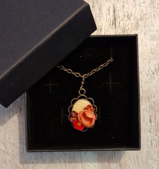Unieke halsketting met bloemen in polymeerklei