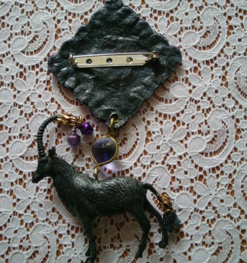 Magische zwarte bok met geborduurde folklore broche