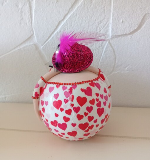 Will you be my valentine?Dikke dame in hartjesjurk,14 cm,handgemaakt en uniek