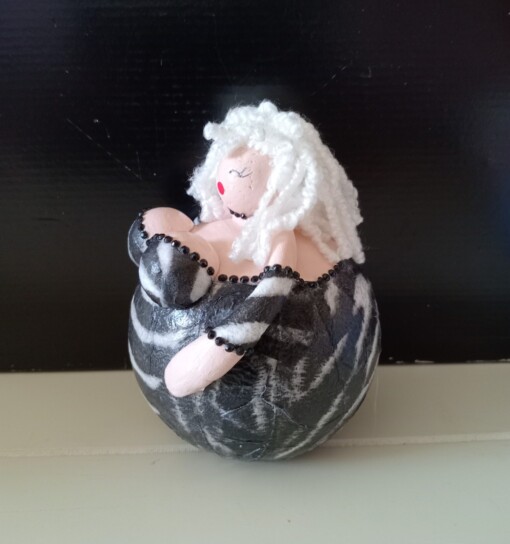 Dik blond dametje in zebraprint,handgemaakt en uniek,14 cm,mixed media