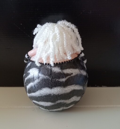Dik blond dametje in zebraprint,handgemaakt en uniek,14 cm,mixed media