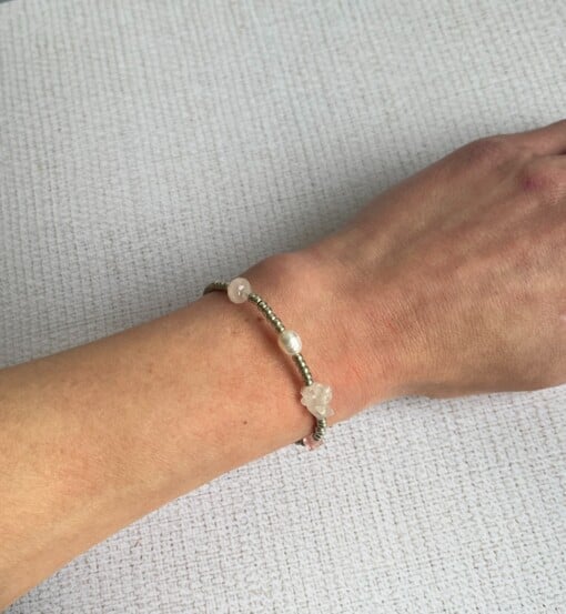 Kralenarmband met halfedelstenen in roze- en wittinten