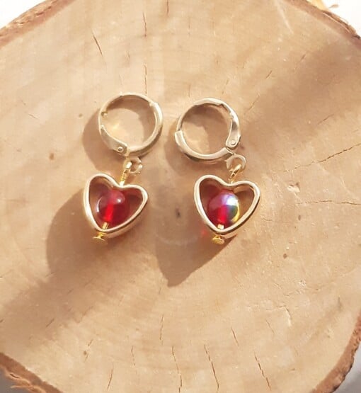 Unieke oorbellen: Rood/goud love hartje: Handgemaakt met glazen kralen