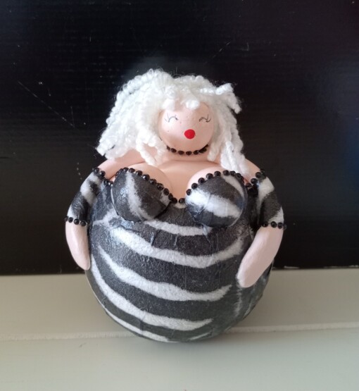 Dik blond dametje in zebraprint,handgemaakt en uniek,14 cm,mixed media