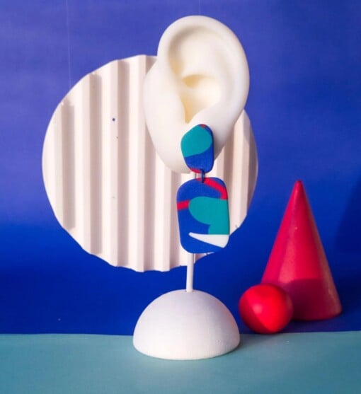 Kleurrijke, handgemaakte oorbellen in klein blauw, mint en rood. Lichtgewicht, organische vorm, dopamine statement Memphis Polymeerklei oorbellen