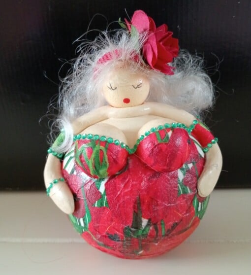 blond dik dametje,lady in red,14 cm,handgemaakt en uniek,mixed media