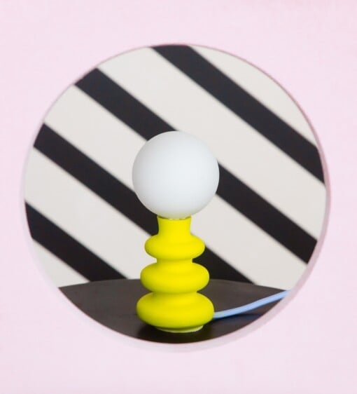 Handgemaakte tafellamp "Freddie" uit Jesmoniet | curvy lampje met textielkabel in contrasterende kleur  | accentverlichting
