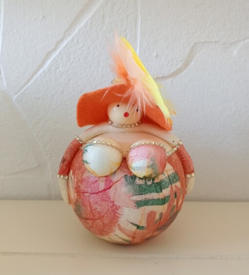 Dik dametje in een zomers oranje/geel jurkje met een prachtige flaphoed,handgemaakt,14 cm,mixed media