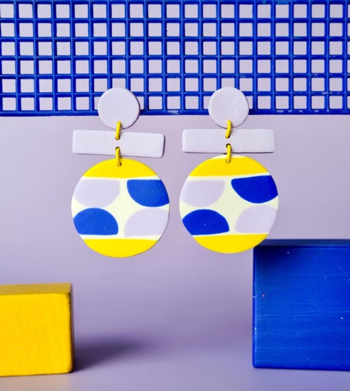 Kleurrijke, handgemaakte oorbellen, geel, lila en blauw patroon. Lichtgewicht, dopamine statement Memphis Polymeerklei oorbellen
