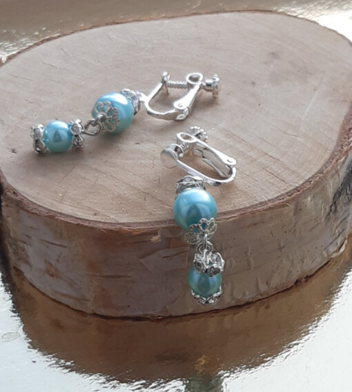 Unieke oorbellen: Blauw met goud/zilver studs: Handgemaakt met glazen kralen