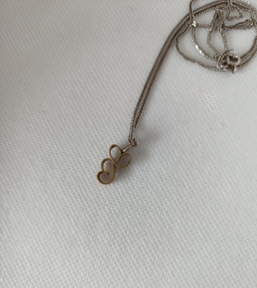 Messing hartjes aan zilveren ketting