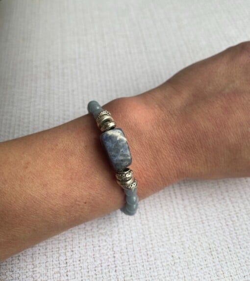 Elastische armband met kralen van angeliet en sodaliet