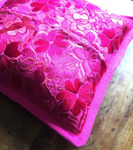 Licht roze mexicaanse kussenhoes uit de Chiapas regio.