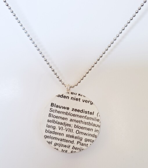 Ketting met papieren hanger, blauwe zeedistel, duurzaam sieraad