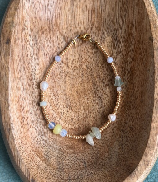 Kralenarmband met halfedelstenen in pasteltinten